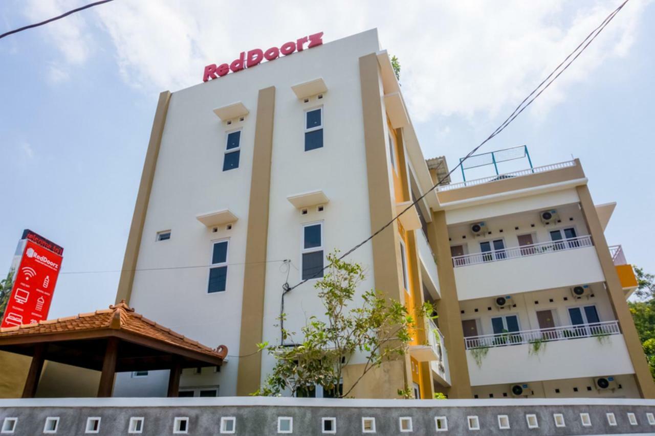 RedDoorz Syariah near Taman Pelangi Monjali Hotel Melati Bagian luar foto
